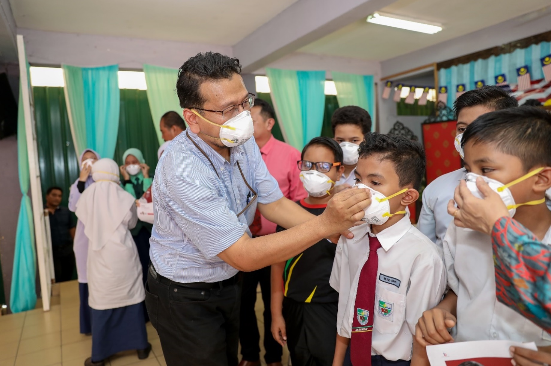 TM helps SK Bangsar students face the haze with N95 respiratory masks